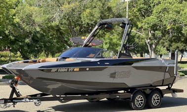 Alquiler de barco de surf AXIS A22 con tablas de surf, wakeboard y Tube LAKE TAHOE. 