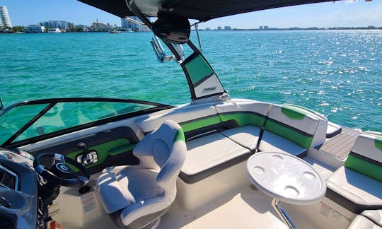 23' Chaparral Boat for Rent in Brickell, Miami (One hour FREE from Monday to Friday)