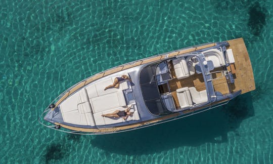 Alquile un yate a motor Cranchi de 44 pies en Mikonos, Grecia