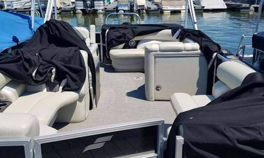 Spacious Starcraft 21' Pontoon for rent in Indianapolis