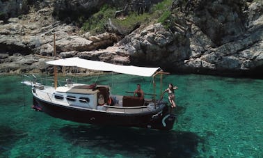 Barco a motor tradicional para alugar em Port de Pollença, Espanha1