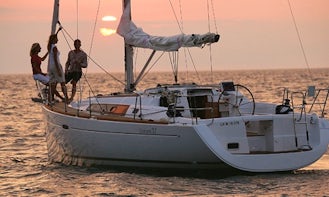 Charter this Ultra-Luxury Beneteau 37 Sailboat downtown San Francisco