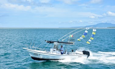 Barco de pesca con consola central en Puerto Vallarta