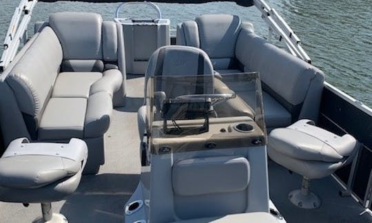 Silverwave 22' Pontoon Rental from Downtown Tampa Area /Sunset & Evening Cruises