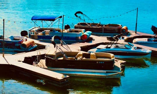 Harris 23' Luxury Pontoon Boat on Lake Austin