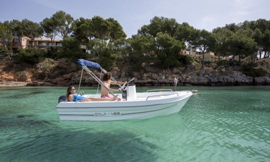 Profitez du plaisir d'Ibiza ! Louez et naviguez sur un bateau sans permis !