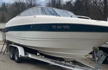 Bayliner Capri 2350 Lake Life Boat Rental in Cornelius, North Carolina