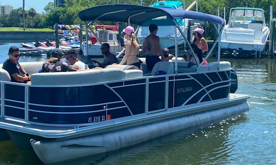 22' Pontoon Lounger Cruiser in Tampa Bay, Florida