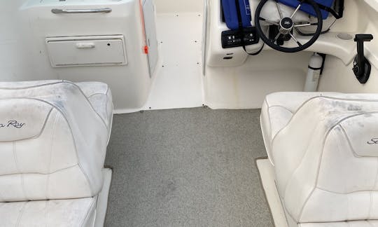 Bowrider Sea Ray de doble consola de 21 pies con un nuevo fueraborda de 200 HP en la parte inferior del barco