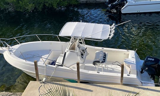 Perfect fishing or leisure 24' Aquasport center console. Weekly or multi day rentals in the Lower Keys