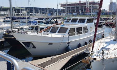 Navega por ciudades históricas de Bélgica con un yate a motor de 50 pies