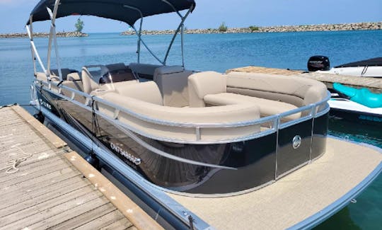 Large and comfortable pontoon, spend the day lounging around in Lake Ontario
