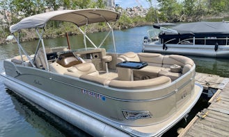 Luxury Pontoon Boat Rental for your Family Fun Day, Business Meetup or Private Party on the lake.