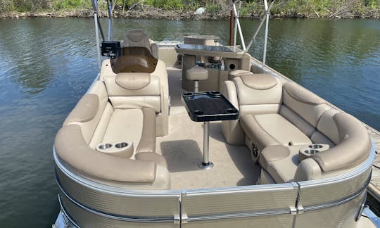 Luxury Pontoon Boat Rental for your Family Fun Day, Business Meetup or Private Party on the lake.