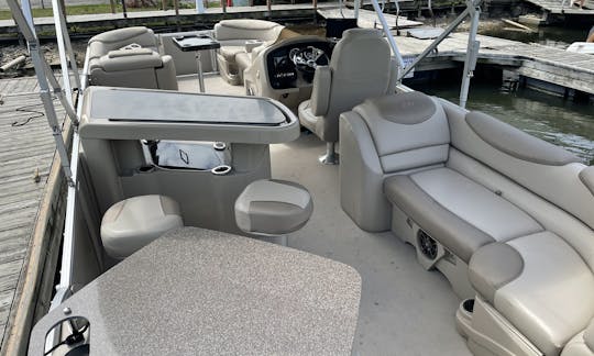 25' Avalon Luxury Pontoon Rental in Milwaukee