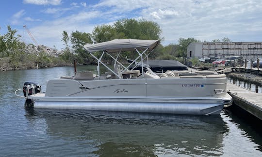 25' Avalon Luxury Pontoon Rental in Milwaukee