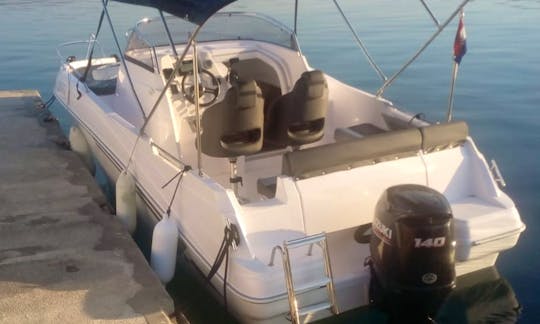 Ideal boat for family with children! Prince 625 Center Console for 7 people in Trogir