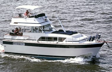 41' Classy Chris Craft Commander Motor Yacht river cruise for any Event !
