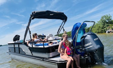 Brand new luxury Tri-Toon on Old Hickory Lake