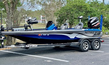 Barco de pesca de robalo em St. Cloud em Big Lake Toho