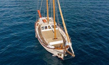 Velero Kaiki de madera tradicional en Atenas para alquilar