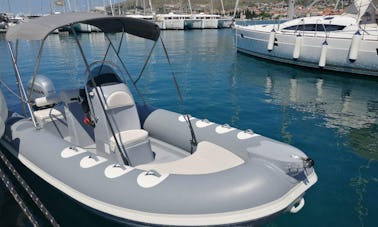 Alquile el bote inflable Bura 5.6 de 18 pies en Trogir