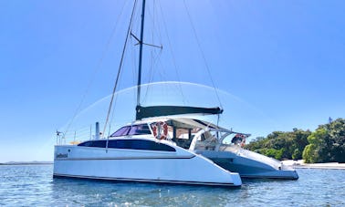 Louez le port de Sydney sur SPELLBOUND, un catamaran à voile de luxe de 12 m.