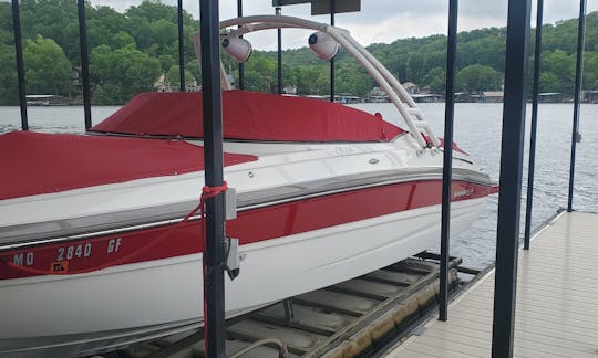 El Rinker QX23 Bowrider capitaneó un chárter en el lago de los Ozarks en 2017