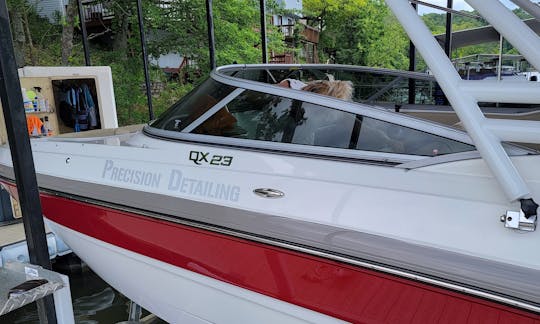 El Rinker QX23 Bowrider capitaneó un chárter en el lago de los Ozarks en 2017