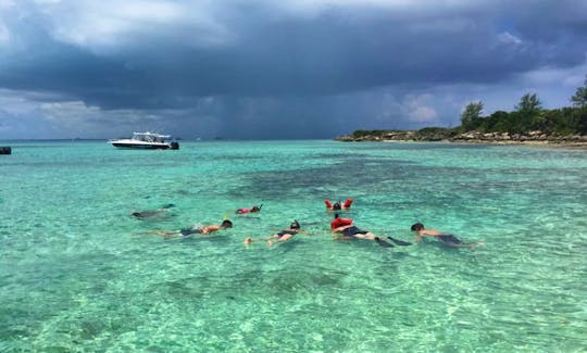 Snorkeling and Cruise Center Console Tour in Nassau