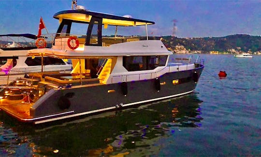 Luxury Motor Yacht for 15 person Tour in İstanbul