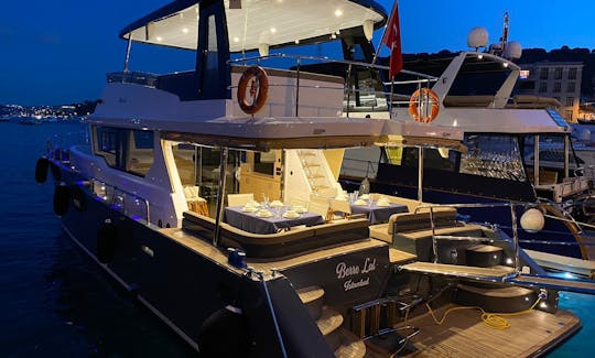 Excursion en yacht à moteur de luxe pour 15 personnes à Istanbul