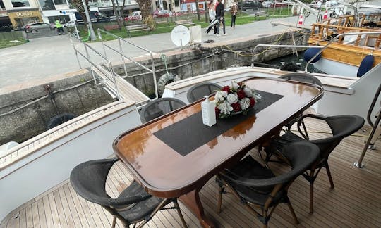 Luxury Yacht for 15 People in İstanbul