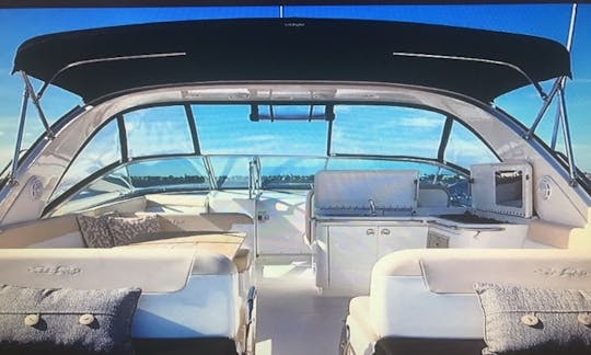 Perfect Comfortable Sea Ray 370 Venture Powerboat for Daily Charter in Stuart