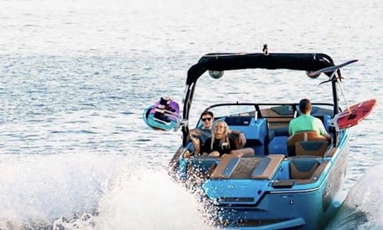 23' Wakesurf Boat Rental on Okanagan Lake