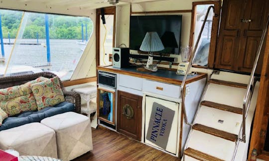1988 Marine Trader 34ft Jersey Shore Floating Apartment For The Day!