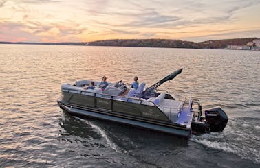 Lake Mead: Luxury Pontoon for Charter GB01