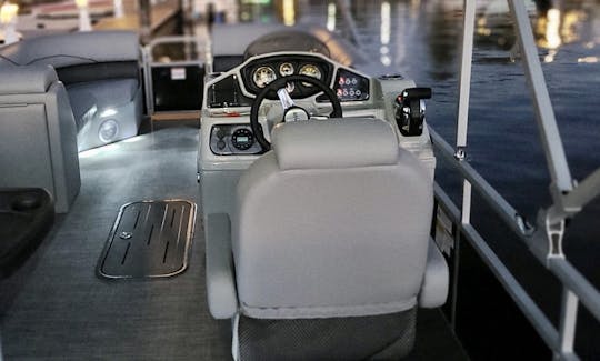 Luxury Tri-toon 23’ family fun 250hp