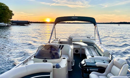 27’ Luxury Premier Pontoon for Rent on Lake Minnetonka, Wayzata