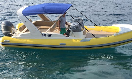 Solemar 175hp (RIB)-フヴァル・タウン-ヴィス、青の洞窟、パクレニの探索に最適です。 