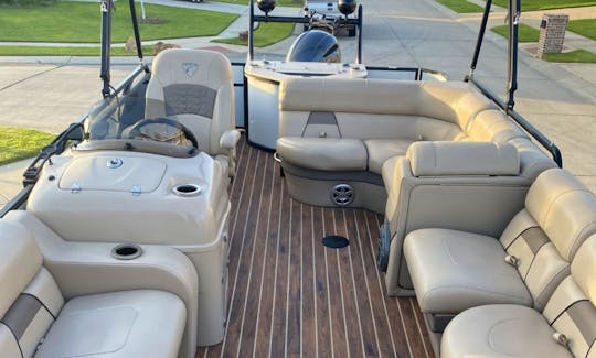 25' Luxury Trifecta Tritoon for 8 People in Frisco, Texas