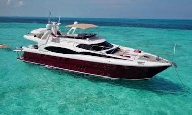Enjoy in  Stile on this Gorgeous 80ft Dyna Craft Featuring Jacuzzi