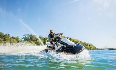 速くて楽しいジェットスキーを丸一日レンタルできます!!