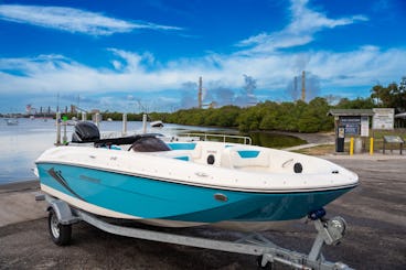 Cruzando a baía em um bayliner E18