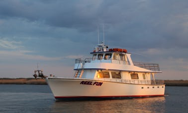 Barco de pesca ou cruzeiro particular a bordo de um iate a motor de 70 pés em Ocean City, NJ