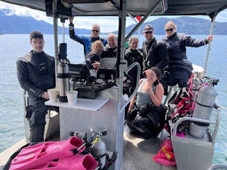 EXPLORA LA IMPRESIONANTE COSTA DE COLUMBIA BRITÁNICA EN BARCO