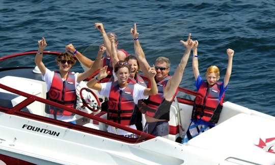 Bateau de haute performance Fountain LIGHTNING de 35 pieds sur le lac Saratoga.