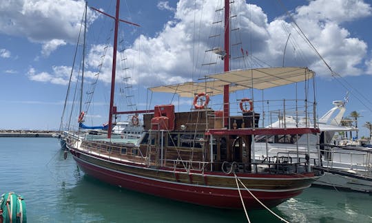 Cruceros en goleta a vela en Kardamena, Grecia