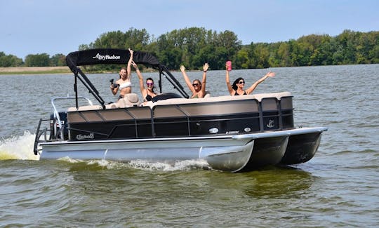 **2020 Top Award Best of Get My Boat**  also awarded **2021 Super Owner** - 2020 Bennington Tritoon Pontoon 26’ Foot Party Barge - Great for Parties or Family Days on Canyon Lake (FUEL INCLUDED)