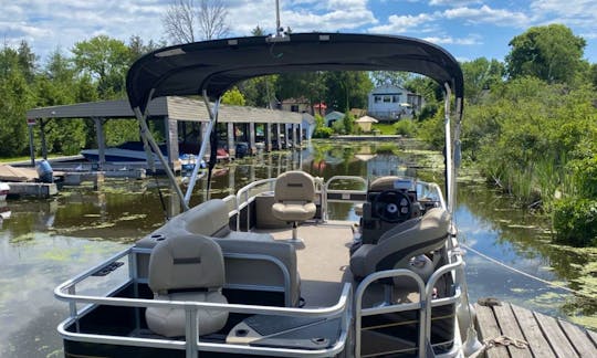Perfect for a Day on the Water! Suntracker Pontoon for Rent in Georgina